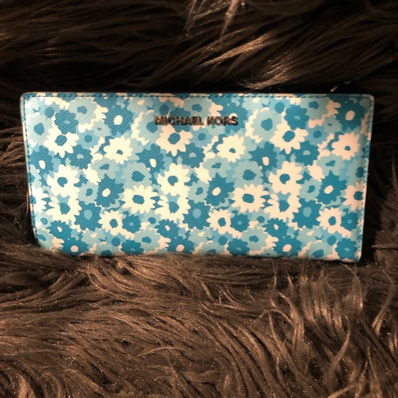 Micheal Kors wallet 👜 - Picture 1 of 2